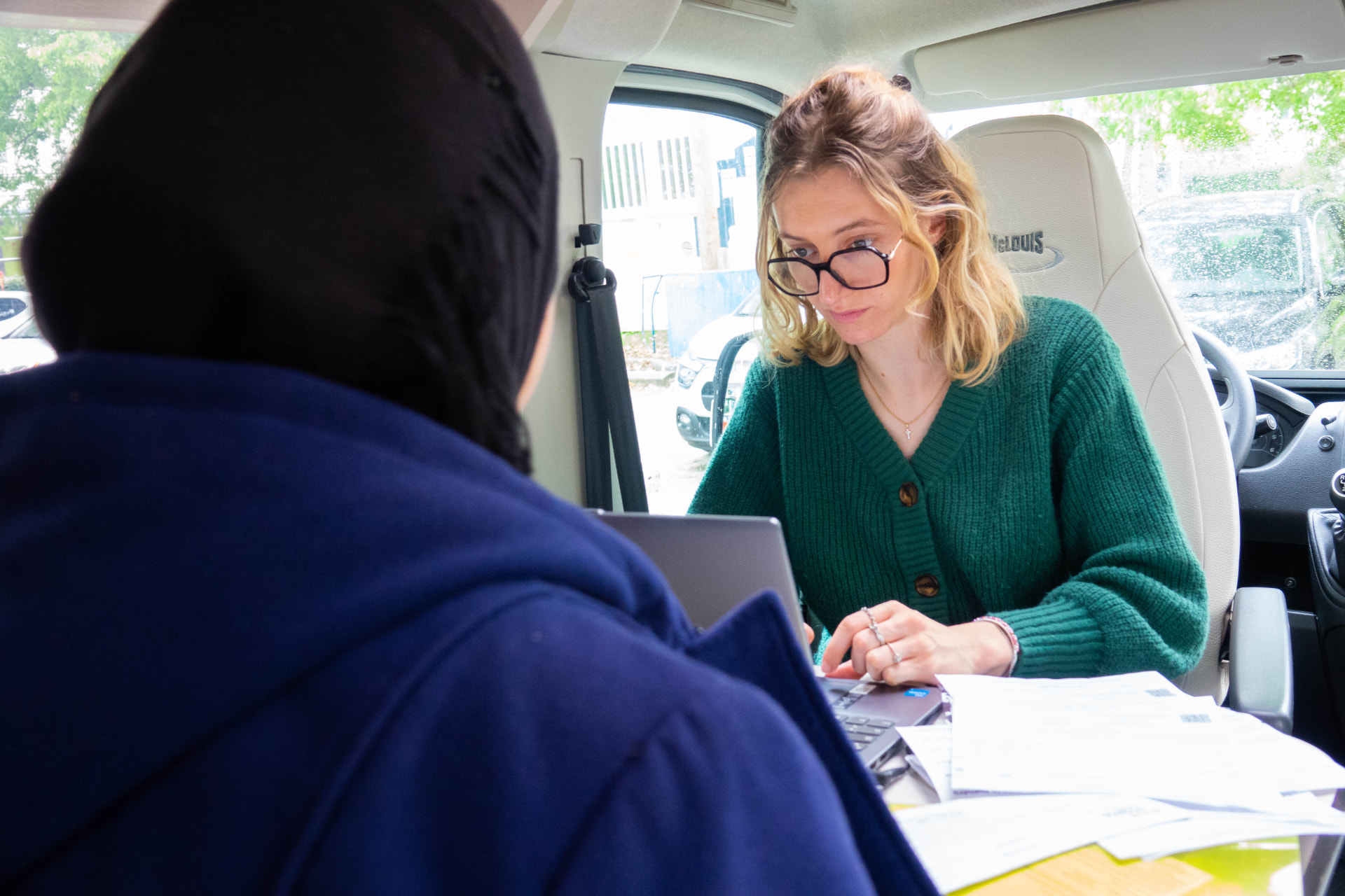Mathilde, travailleuse sociale Passerelle, accompagne une personne dans ses démarches