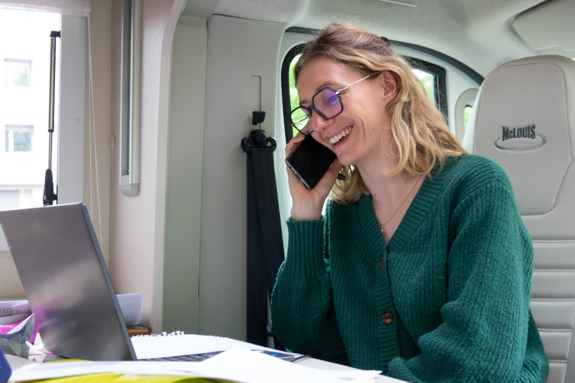Mathilde, travailleuse sociale Passerelle, au téléphone avec un bénéficiaire